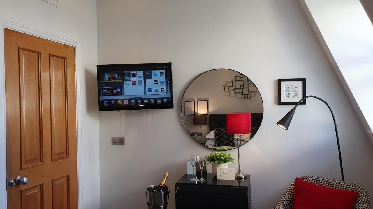 A Room With A View Brighton Ngoại thất bức ảnh A television mounted on a wall