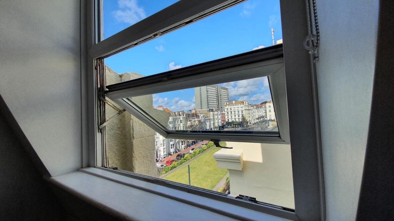 A Room With A View Brighton Ngoại thất bức ảnh A fully open fully reversible window