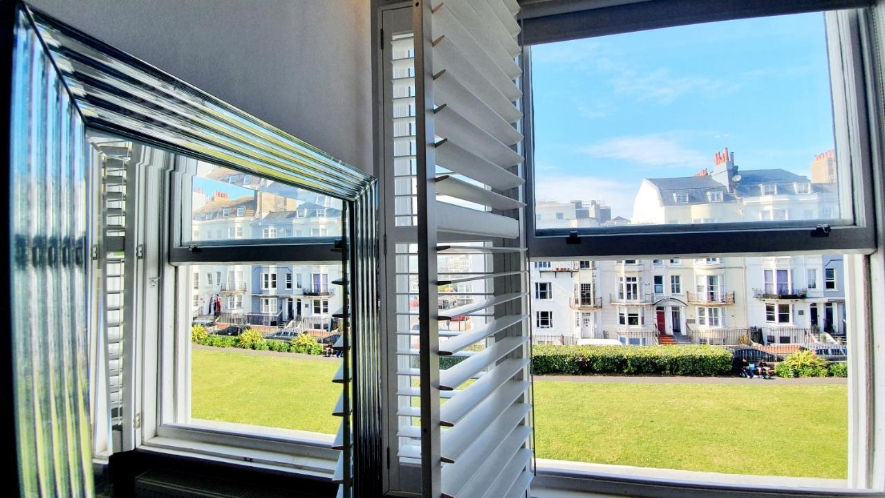 A Room With A View Brighton Ngoại thất bức ảnh A window with louvres