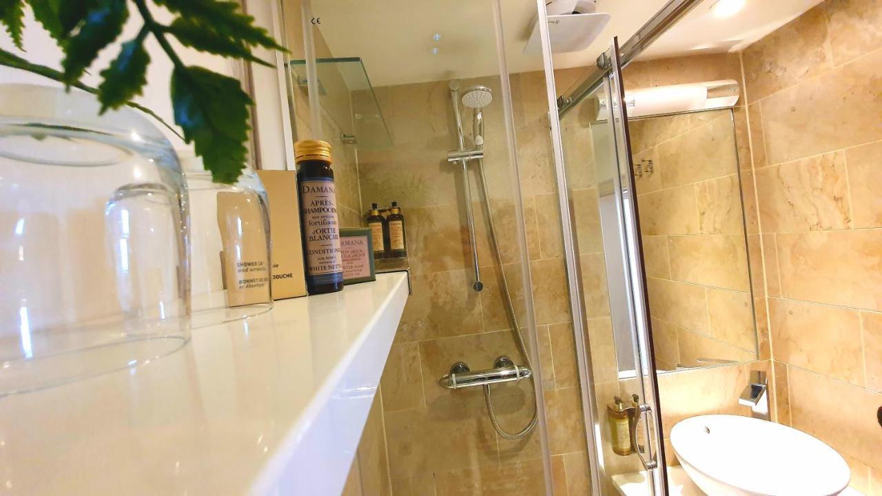 A Room With A View Brighton Ngoại thất bức ảnh A shower with a sliding door