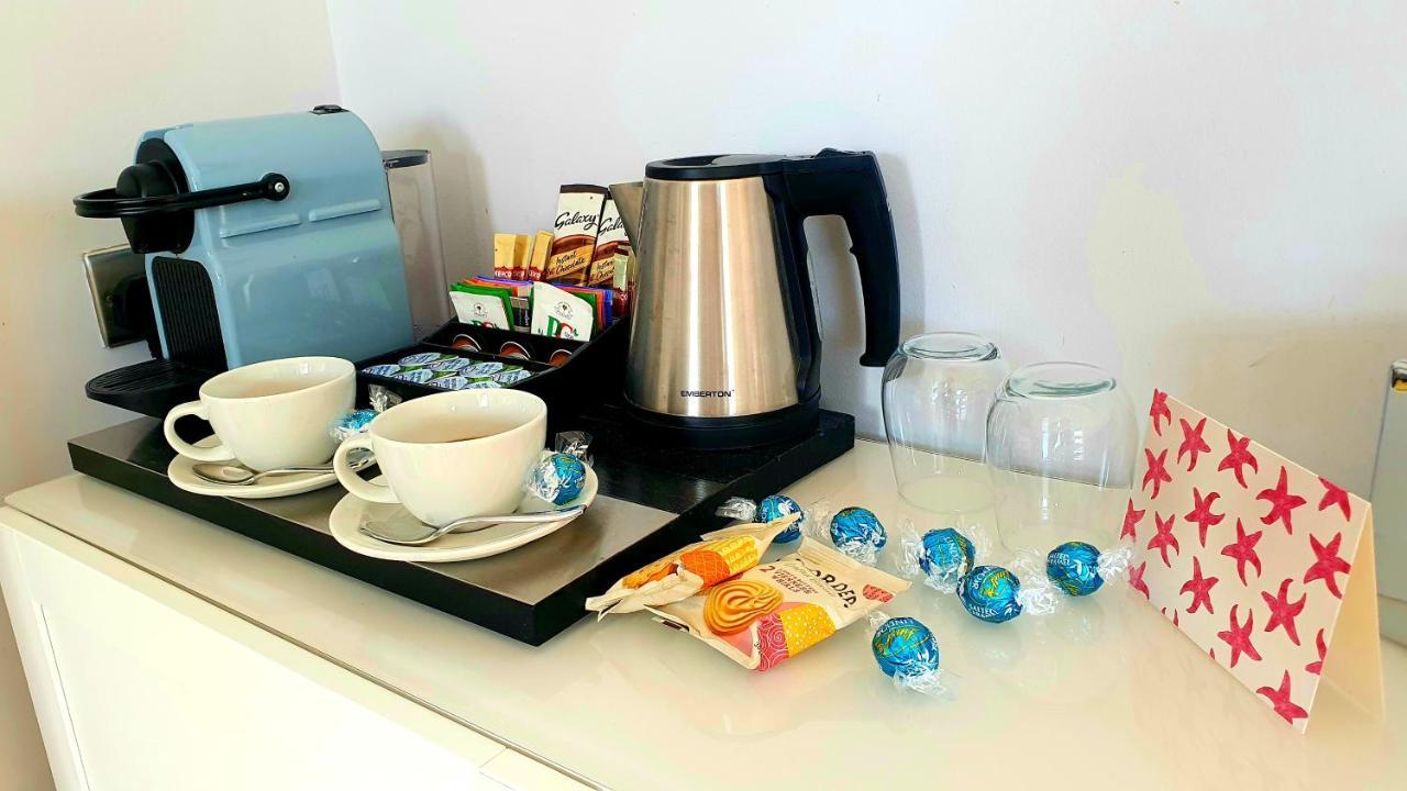 A Room With A View Brighton Ngoại thất bức ảnh A kettle in a hotel room