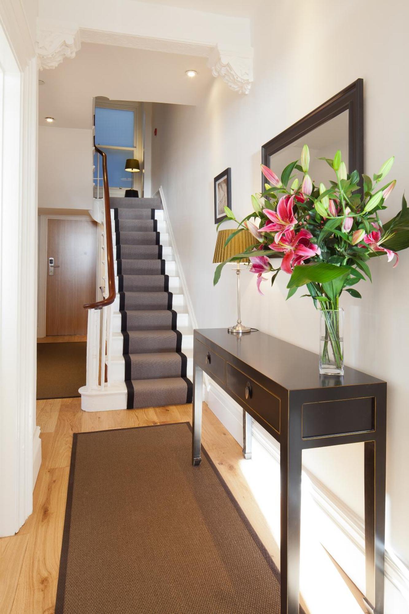 A Room With A View Brighton Ngoại thất bức ảnh A modern console table