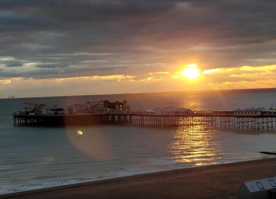 A Room With A View Brighton Phòng bức ảnh The pier at sunset