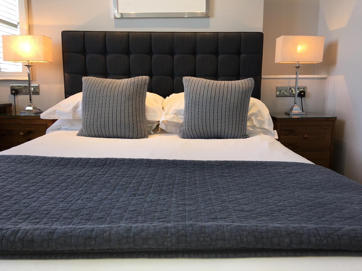 A Room With A View Brighton Ngoại thất bức ảnh A bed with a throw