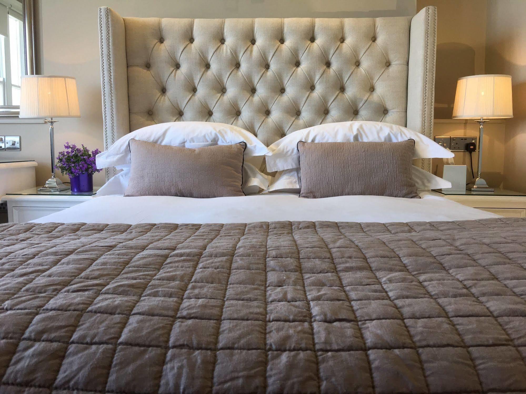 A Room With A View Brighton Ngoại thất bức ảnh A bed with a tufted headboard